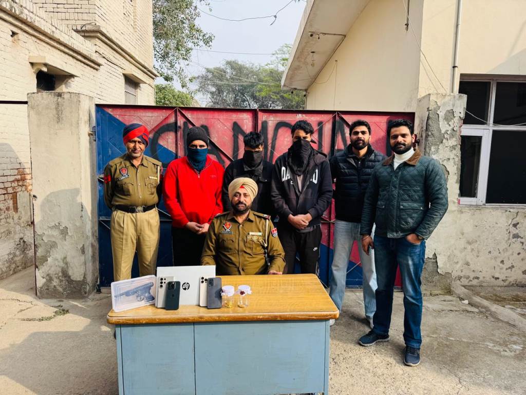 Mohali Police has succeeded in arresting 03 accused and recovering 02 gold chains 04 mobile phones laptop and dummy pistol and Nishan traino car used in the incidents